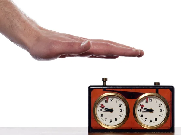 Ανθρώπινο χέρι πάνω από ένα σκάκι ρολόι χρονόμετρο — Φωτογραφία Αρχείου