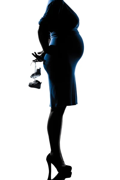 Έγκυος γυναίκα που κρατάει παιδικά παπούτσια — Φωτογραφία Αρχείου