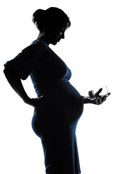 Portrét těhotná žena, držící dítě láhev — Stock fotografie
