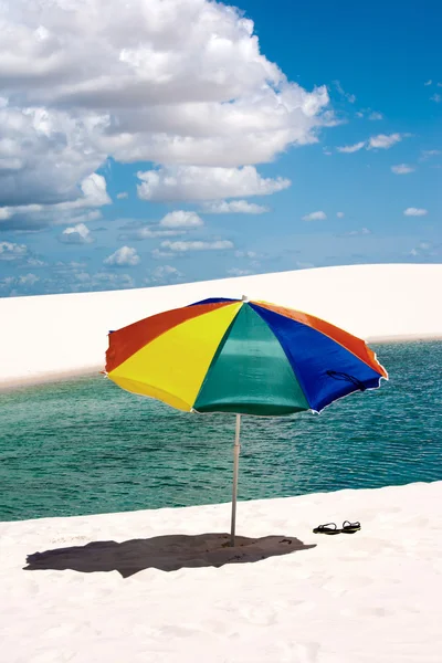 Pláž deštník v Brazílii lencois maranheses národní park — Stock fotografie