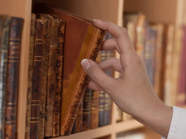 Kobieta Ręce trzymając starożytne książki — Zdjęcie stockowe