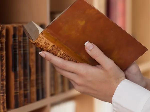고대 책들을 들고 있는 여자 손 — 스톡 사진