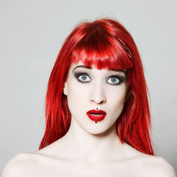 Смешная и сексуальная выразительная рыжая девушка — стоковое фото