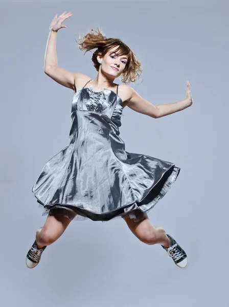 Bella ragazza con abito da ballo salto felice — Foto Stock