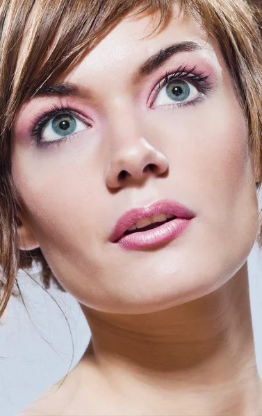 Bella giovane donna close-up volto ritratto di bellezza — Foto Stock