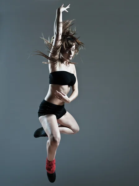 아름 다운 젊은 여자 도약 점프 — 스톡 사진