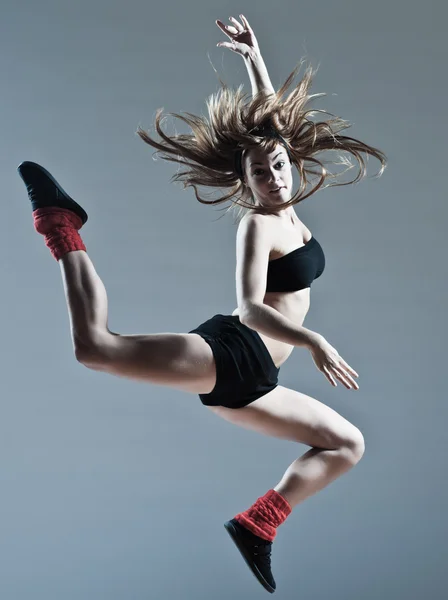 美しい若い女性飛躍ジャンプ — ストック写真