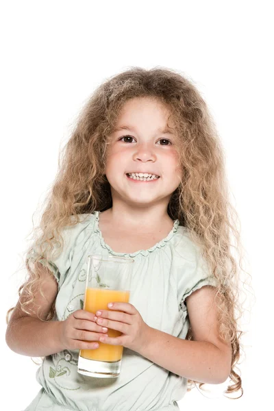 Malá dívka portrét drží pomerančový džus — Stock fotografie