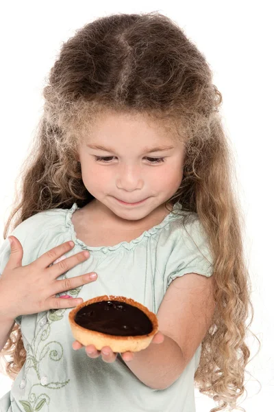 Little girl portrait showing chocolate pie — Stock Photo, Image