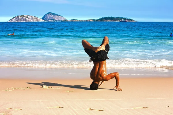 Uomo danza capoeira — Foto Stock