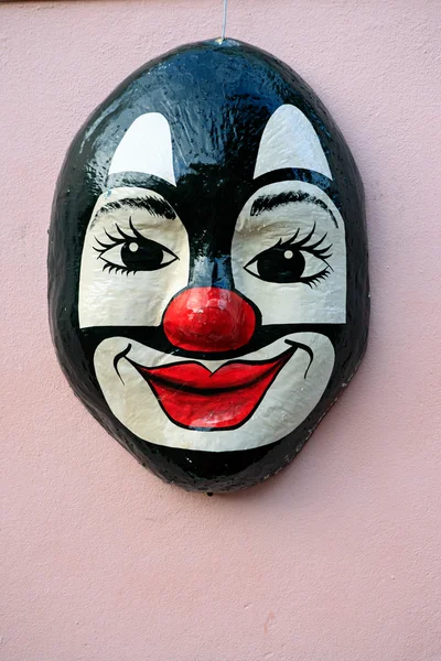 Duvar olinda maske — Stok fotoğraf