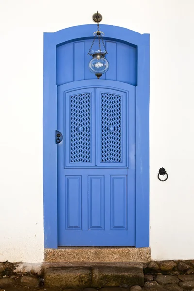 Blå färgglada främre hus dörr i parati brazil — Stockfoto