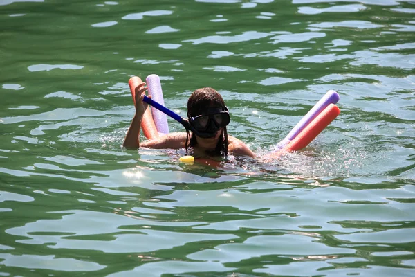 Chica joven con snorckle, máscara y flotador —  Fotos de Stock