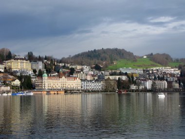 bulutlu havalarda Luzern Gölü yakınındaki binalar