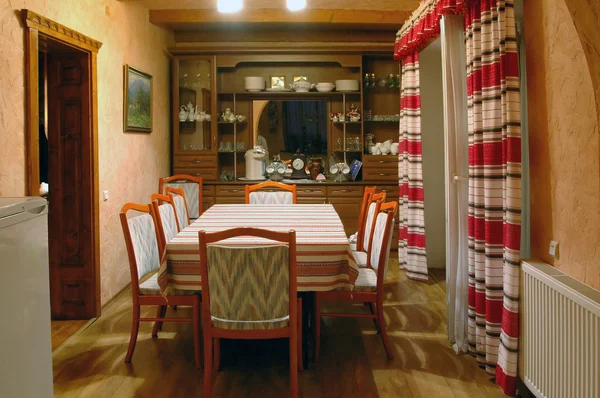 Interieur van een kamer met stoelen voor het eten — Stockfoto