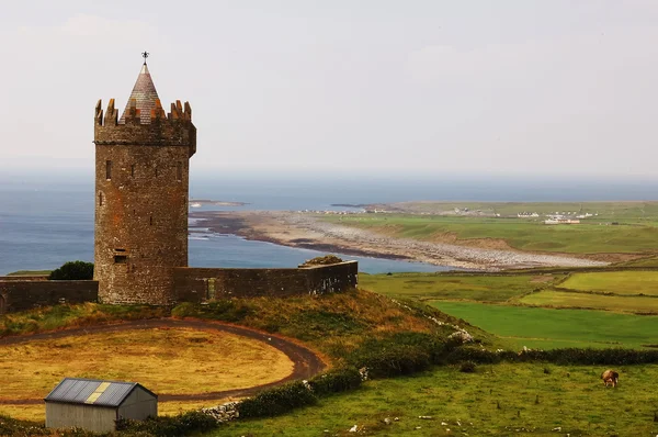 Horloge toren door de zee — Stockfoto