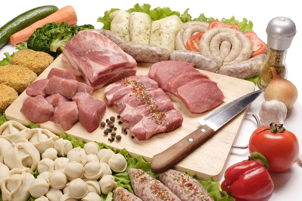 Vlees, vlees halfafgewerkte producten op de geïsoleerde achtergrond Stockafbeelding