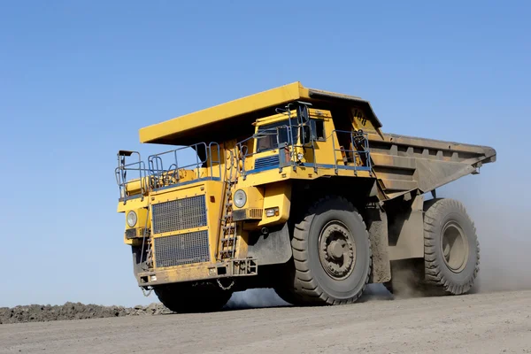 Kamion přepravující uhlí — Stock fotografie