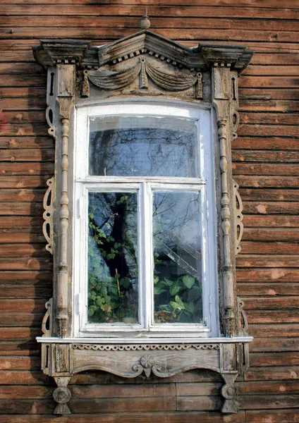 Antiguo ventana rusa en Tomsk — Foto de Stock