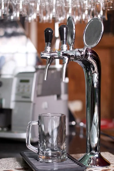 Gümüş musluk dökerek bira için — Stok fotoğraf