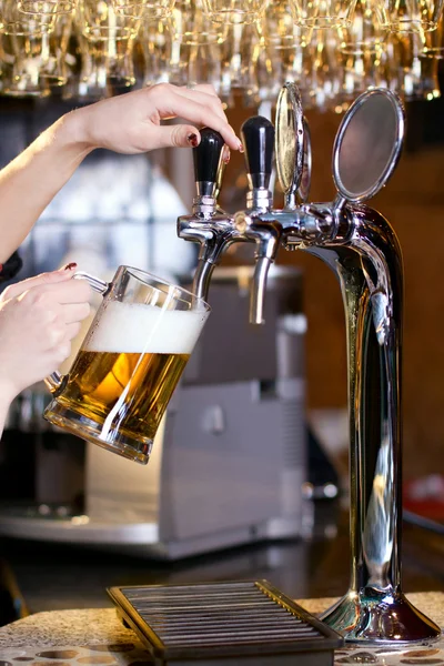 Wartende Frau schenkt Bier ein — Stockfoto