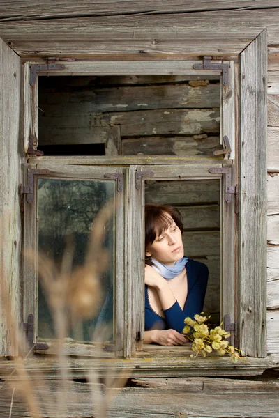 Frau im Fenster — Stockfoto