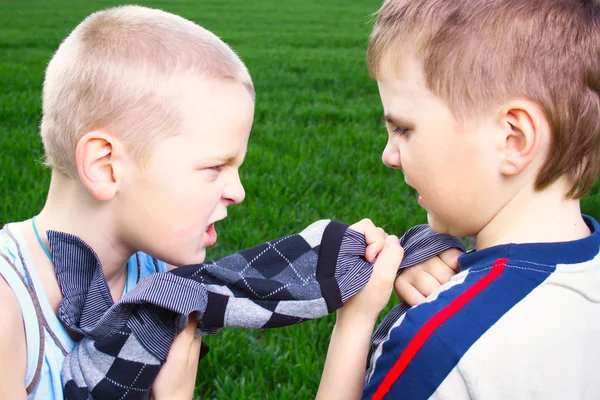 어린이 스웨터를 놓고 싸우는 스톡 사진