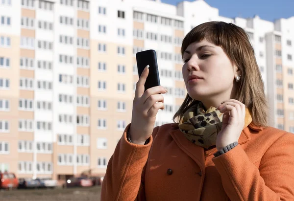 Γυναίκα κάνει μια κλήση σε σύγχρονες φόντο — Φωτογραφία Αρχείου