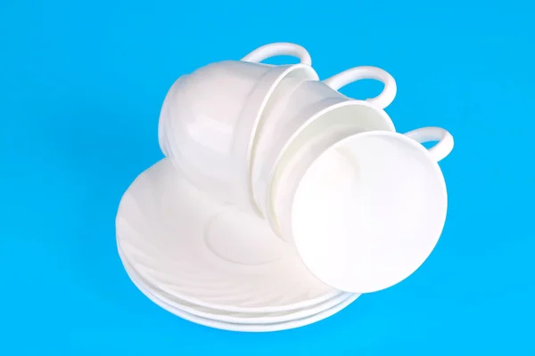 Білі чашки кави з тарілками — стокове фото