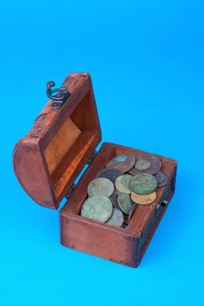 コインの中で木製のたんす — ストック写真