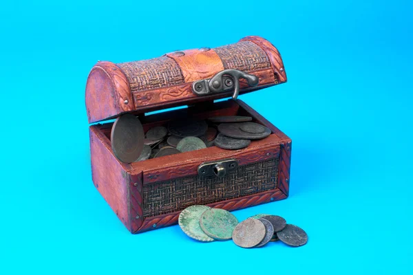 コインの中で木製のたんす — ストック写真