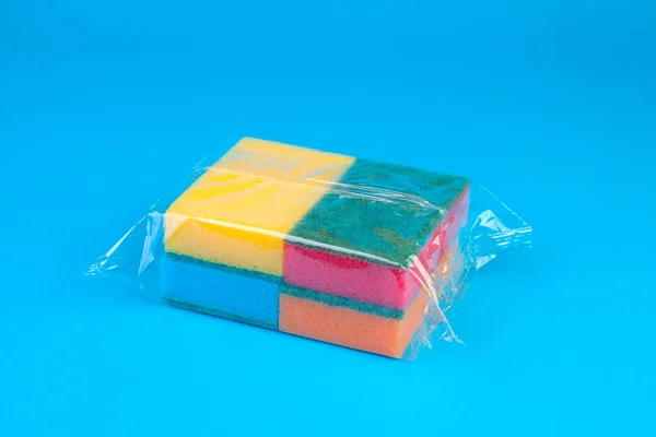 Verpakking kleurrijke synthetische sponzen. — Stockfoto