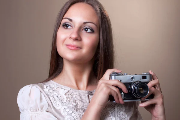 Retrato de una joven alegre con cámara —  Fotos de Stock