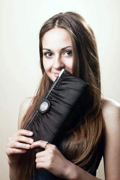 Mladá žena s kabelka — Stock fotografie