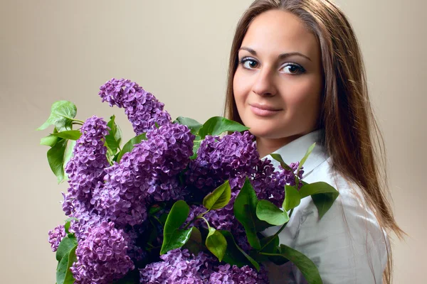 Den vackra kvinnan i lila — Stockfoto