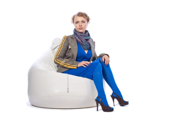 Жінка в старовинній куртці сидить у кріслі — стокове фото