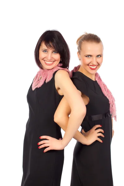 Две красивые женщины улыбаются стоя в черном платье — стоковое фото