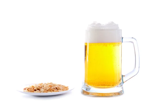 Šálek piva a talířek s arašídy — Stock fotografie