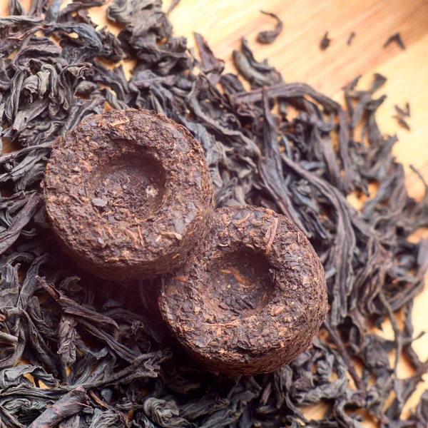 Två tegelstenar av gamla doft te pu-erh — Stockfoto