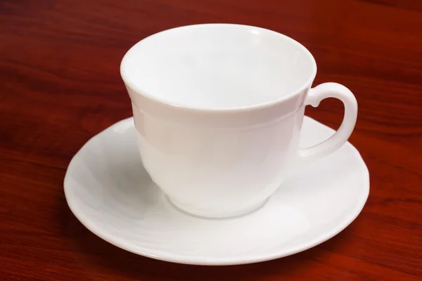 Яркая пустая чашка и блюдце — стоковое фото
