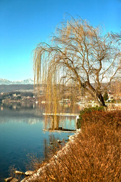 Viverone panoramiczny widok na jezioro — Zdjęcie stockowe