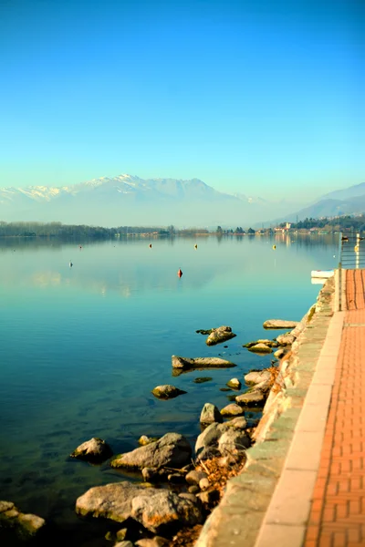 Vistas panorámicas al lago Viverone — Foto de Stock
