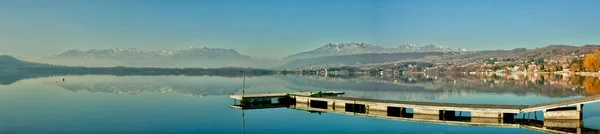 Panorámás kilátással a tóra Viverone — Stock Fotó
