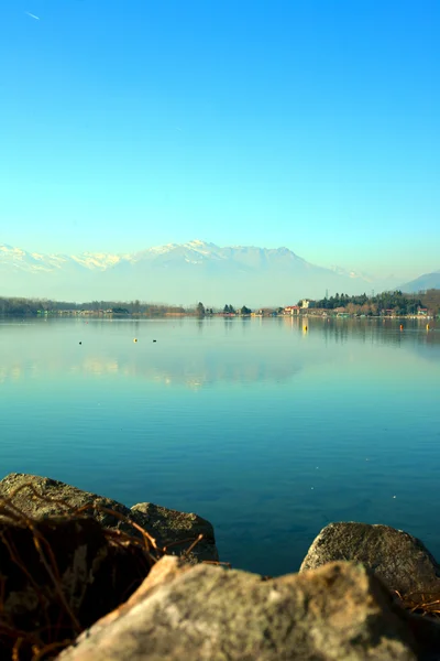 Panoramischer Blick auf den Viverone See — Stockfoto