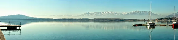 Viverone panoramisch uitzicht op het meer — Stockfoto