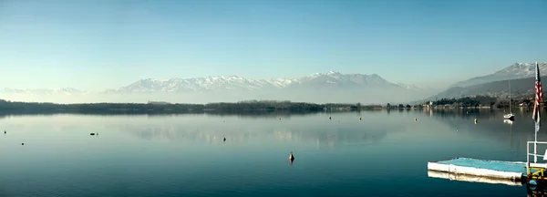Vista panorâmica do lago Viverone — Fotografia de Stock