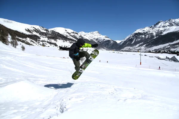 Springen met snowboard — Stockfoto