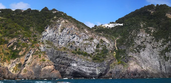 Panoramiczny widok na wyspę ischia, Włochy — Zdjęcie stockowe