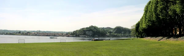 Panoramiczny widok angera, nad jeziorem maggiore — Zdjęcie stockowe
