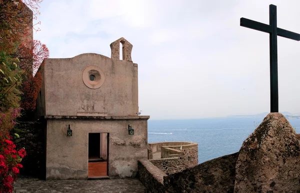 Εκκλησία στο κάστρο aragonese, νησί Ίσκια — Φωτογραφία Αρχείου